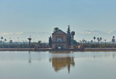 Uzak Atlas Dağları ve gökyüzünde bir uçağı olan Menara.