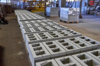 Kireç taşları yerde yatar ve kurur. Cüruf bloğu üretim tesisinde