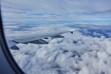 Avrupa 'daki Alpler' in kış mevsiminde taze karla kaplı havadan manzarası. Uçak penceresinden inanılmaz bir manzara.