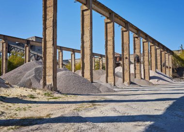 Güçlendirilmiş beton yapılar üretmek için bir fabrika için malzeme deposu