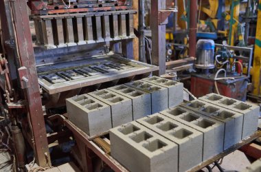 Baskılı çimento harcından endüstriyel yapı malzemeleri üretimi. Yüksek kalite beton blok ya da beton tuğla. Baskıdan sonra paletlerin üzerine istiflenmiş bitmiş ürünler.