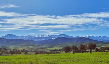 Marakeş yakınlarındaki yeşil ve karlı Atlas Dağları manzarası