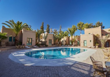 Fas otelinde yüzme havuzu olan iç avlu..