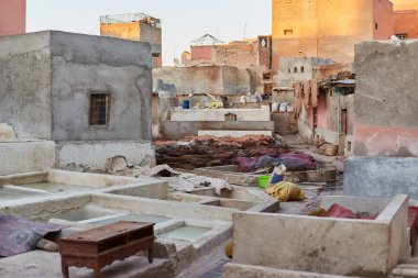 Marakeş Medina 'daki tabakhanelerden birinde deri işçisi. Fas
