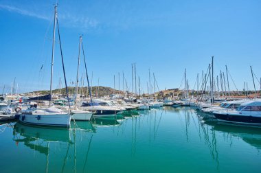 Türkiye 'nin Cesme kentinde liman yatları ve antik kaleler