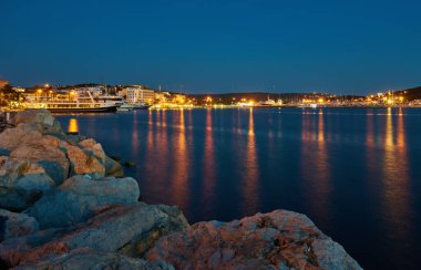 Cesme, Türkiye 'deki yat limanının gece görüntüsü