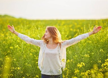 Sabah yeşil yakut tohumu tarlasında kolları açık bir kadın..
