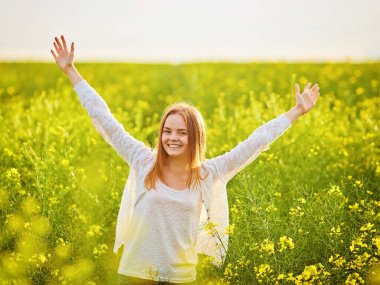 Sabah yeşil yakut tohumu tarlasında kolları açık bir kadın..