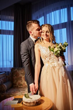 Mutlu gelin ve damat bir düğün pastası kesti.