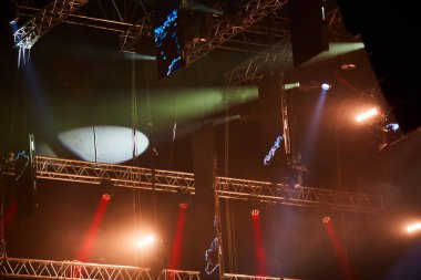 Bir müzik konserinde kırmızı ışıklar