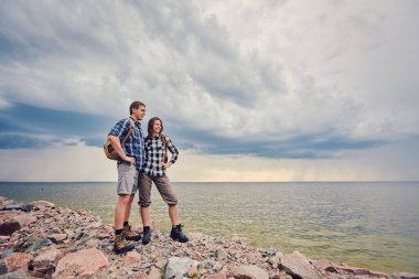 Seyahat çantalı mutlu çift yaz tatilinin tadını çıkarıyor.