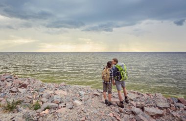 Kırsaldaki gölde mutlu bir çift.