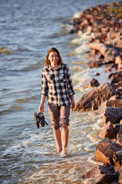 Adam ve kadın doğa gezintisindeler. Aşk ve aşk. Günbatımında öpüşmek.