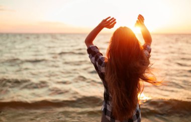 Gün batımında genç ve güzel bir kadının portresi