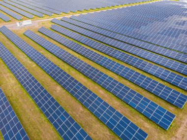 Sahada güneş enerjisi santrali var. Güneş panellerinin hava görüntüsü. Güneş çiftliği. Ekolojik yenilenebilir enerji kaynağı.