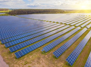 Sahada güneş enerjisi santrali var. Güneş panellerinin hava görüntüsü. Güneş çiftliği. Ekolojik yenilenebilir enerji kaynağı.