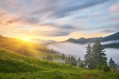 Dağlardaki yaz manzarası ve bulutlu koyu mavi gökyüzü.