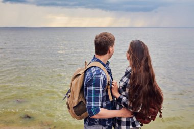 Kırsaldaki gölde mutlu bir çift.