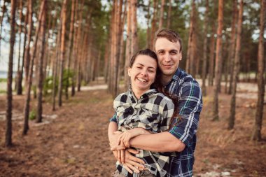 Mutlu bir çift. Parkta mutlu anların tadını çıkaran sevgi dolu bir çift. Aşk ve şefkat, flört, romantizm. Yaşam tarzı kavramı