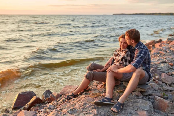 Genç çift kumlu sahilde eğleniyor.