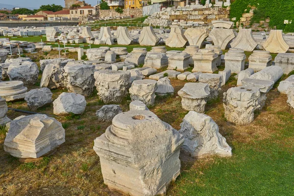 Smyrna agora. Ancient ruins attract the attention of tourists and photographers. Agora is located in the center of Izmir.