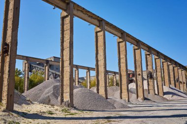 Güçlendirilmiş beton yapılar üretmek için bir fabrika için malzeme deposu
