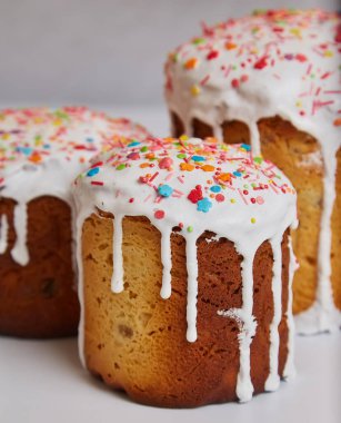 Geleneksel süslemeli ev yapımı Paskalya pastası, Paskalya tarifi