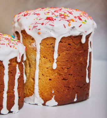 Süslü ve renkli Paskalya pastası, lezzetli Paskalya tatlıları, geleneksel Paskalya pastaları.