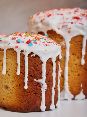 Süslü ve renkli Paskalya pastası, lezzetli Paskalya tatlıları, geleneksel Paskalya pastaları.