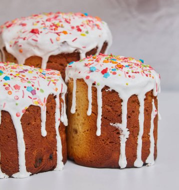 Süslü ve renkli Paskalya pastası, lezzetli Paskalya tatlıları, geleneksel Paskalya pastaları.