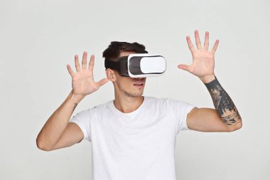 Sanal gerçeklik gözlüğü takan adam. Stüdyo çekimi, beyaz arkaplan