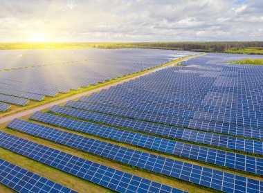 Havadan güneş enerjisi santraline. Yenilenebilir kaynaklar konusunda endüstriyel arkaplan.