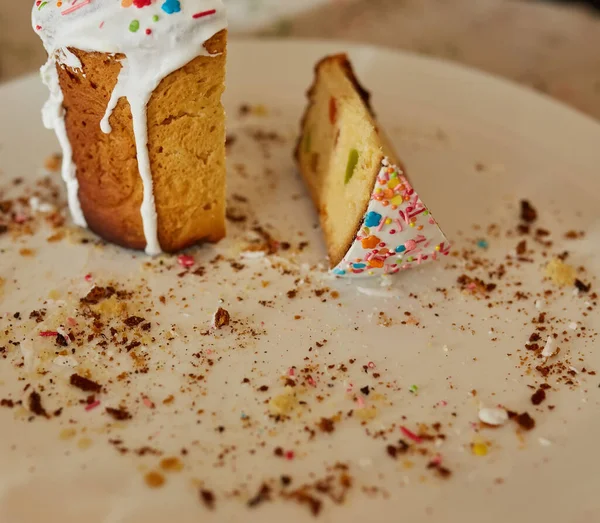 自制的复活节蛋糕在白盘上切成薄片 吃了一半 盘子里有很多面包屑 — 图库照片