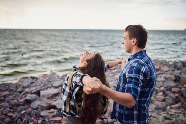 Kırsaldaki gölde mutlu bir çift.