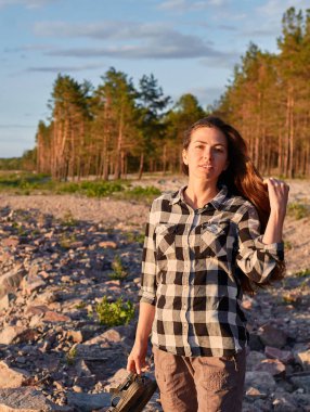 Adam ve kadın doğa gezintisindeler. Aşk ve aşk. Günbatımında öpüşmek.