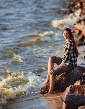 Büyük Tuz Gölü plaj boyunca yürüyen genç kadın. İnsanlarla manzara ve uzay kopyalayın.
