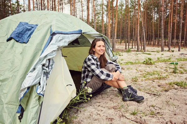 Chica Excursionista Una Tienda Campaña Montañas Fondo — Foto de Stock