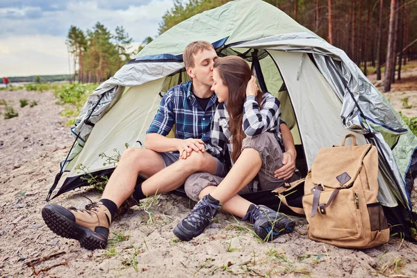 Pareja Acampando Jóvenes Sentados Carpa Mirando Vista — Foto de Stock