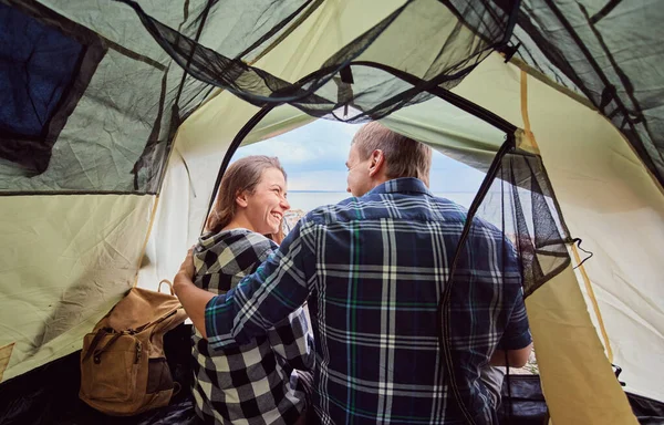 Pareja Romántica Acampando Aire Libre Sentada Una Tienda Campaña Feliz — Foto de Stock