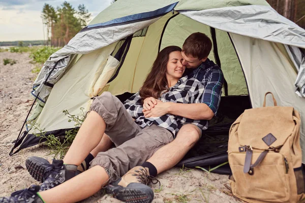 Pareja Acampando Jóvenes Sentados Carpa Mirando Vista — Foto de Stock