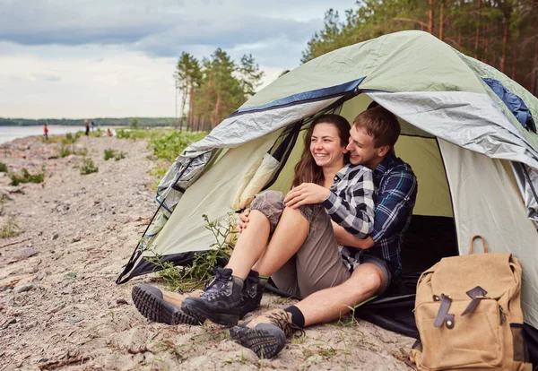 Pareja Acampando Jóvenes Sentados Carpa Mirando Vista — Foto de Stock