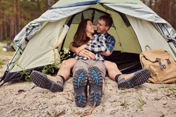 Pareja Romántica Acampando Aire Libre Sentada Una Tienda Campaña Feliz — Foto de Stock