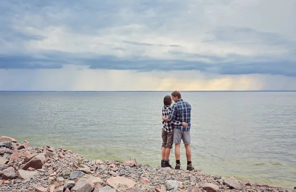 Pareja Feliz Lago Campo — Foto de Stock