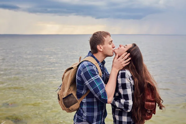 Pár Zamilovaných Líbání Výlety Přírody Havaj Mladí Turisté Jsou Spolu — Stock fotografie