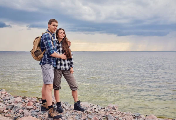 Pareja Feliz Con Mochilas Viaje Disfrutando Sus Vacaciones Verano — Foto de Stock