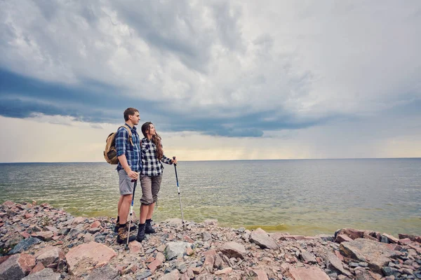 Para Podróżników Patrzy Górskie Jezioro Podróże Aktywna Koncepcja Życia Zespołem — Zdjęcie stockowe