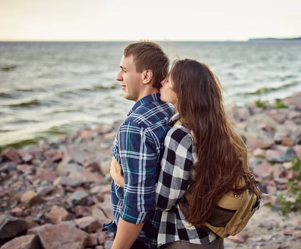 Het Gelukkige Paar Uitgevoerd Buurt Van Het Meer — Stockfoto