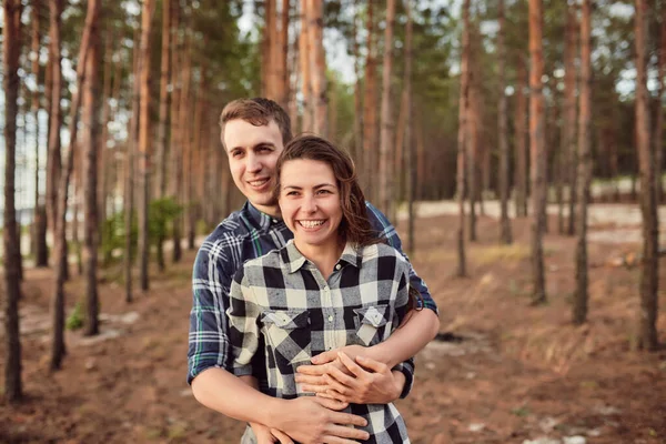 Mladý Pár Usmívající Sebe Během Romantického Rande Lese Silné Sluneční — Stock fotografie