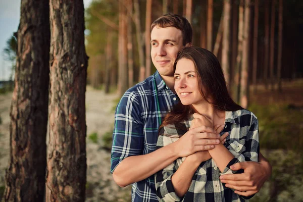 Una Pareja Feliz Pareja Cariñosa Disfrutando Momentos Felicidad Parque Amor — Foto de Stock