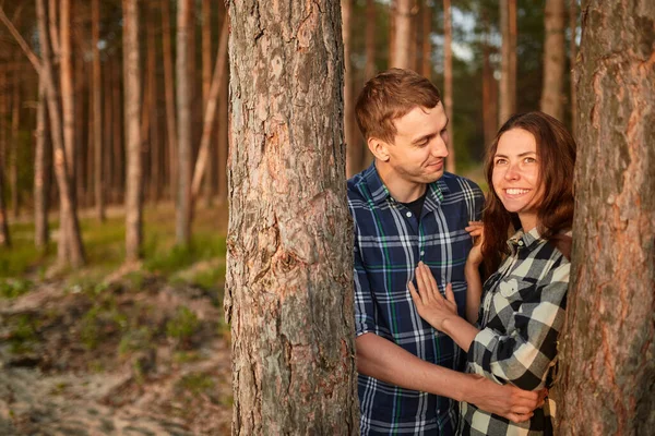 Mladý Pár Usmívající Sebe Během Romantického Rande Lese Silné Sluneční — Stock fotografie